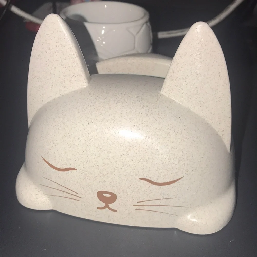 NWT Kitty Cat Lid Holder in White color